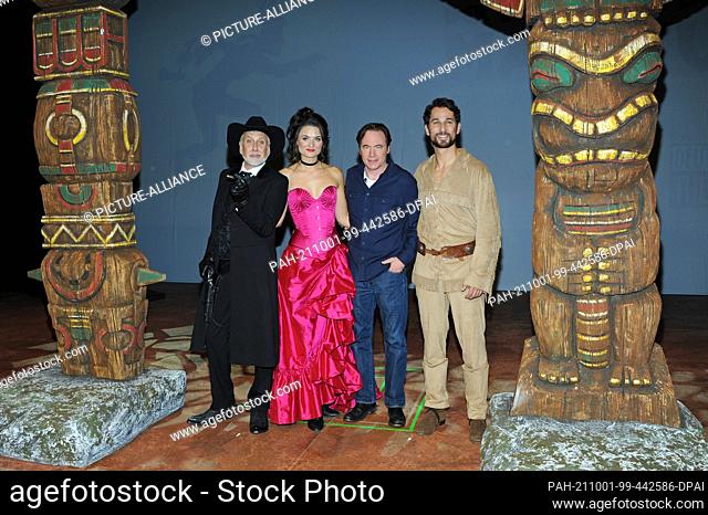 01 October 2021, Bavaria, Munich: Hans Neblung (l-r), Julia-Elena Heinrich, Michael Bully Herbig and Daron Yates stand on the stage of the Deutsches Theater...