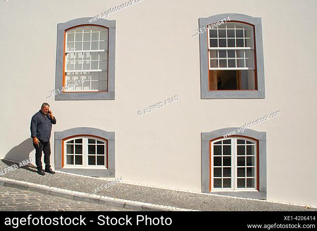 ventanas en calle inclinada, Angra do Heroísmo, Isla Terceira, Azores, Portugal