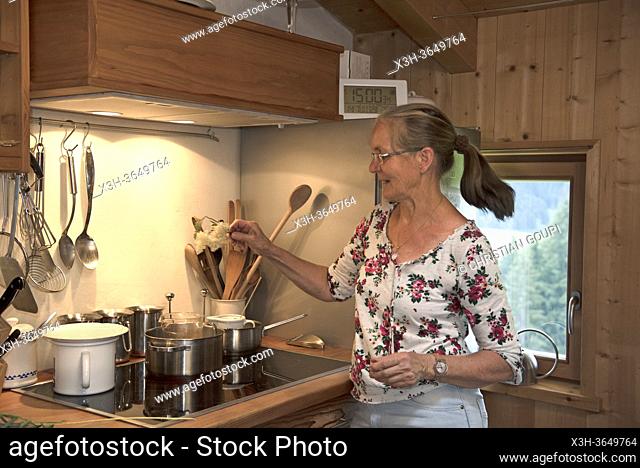 Maria confectionnant un baume aux plantes sauvages, ferme auberge Unterstein, vacances a la ferme, Villabassa /Niederdorf, Val Pusteria