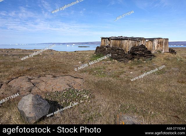 Old peat igloo at Dundas. This 1000-year ols Inuit settlement Uummannaq, (in1919 given the namne Thule by Knud Rasmussen) which had to be abandoned in 1953 lies...