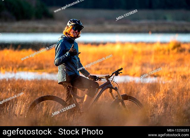 Mountain bikers in Thuringia at the lake