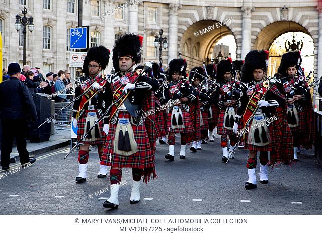 London, England, UK - 11th Nov 2018. The Shree Muktajeevan Swamibapa Pipe Band London Band marching from Admiralty Arch into Horse Guards Parade to honour the...
