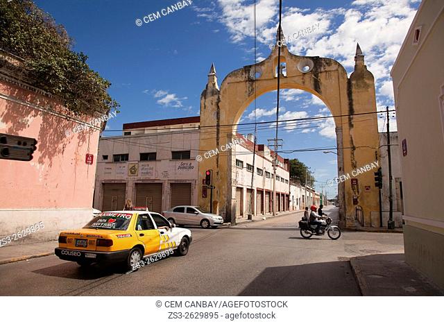 Cars and motorbikes in front of the Arco del Puente Arc in town center, Merida, Yucatan Province, Mexico, Central America
