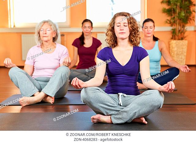 Frauengruppe macht Yoga zur Entspannung im Fitnesscenter