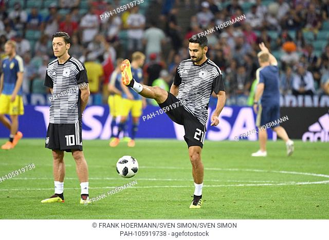 Ilkay GUENDOGAN (Gundogan, GER, r.) And Mesut OEZIL (Ozil, GER), who are not in the starting eleven, before warm-up play