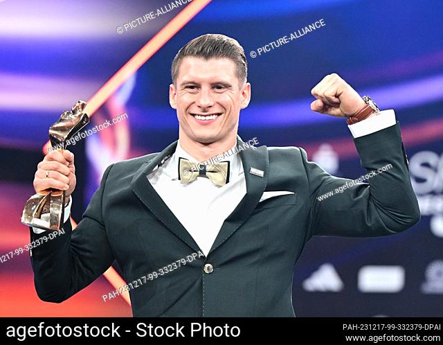 17 December 2023, Baden-Württemberg, Baden-Baden: Gala for the Athlete of the Year award at the Kurhaus in Baden-Baden. Gymnast Lukas Dauser holds the trophy...