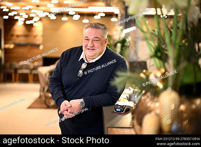12 December 2023, Baden-Württemberg, Immenstaad am Bodensee: Michael Heinzler from the Hotel and Restaurant Heinzler am See leans against the reception desk of...
