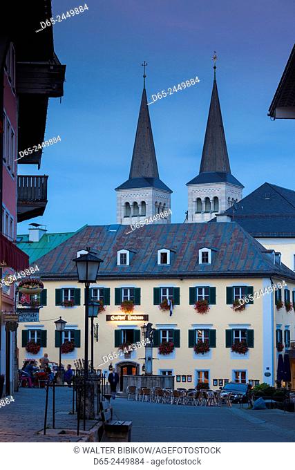 Germany, Bavaria, Berchtesgaden, Stiftskirche Sts. Peter and Johannes church, dusk