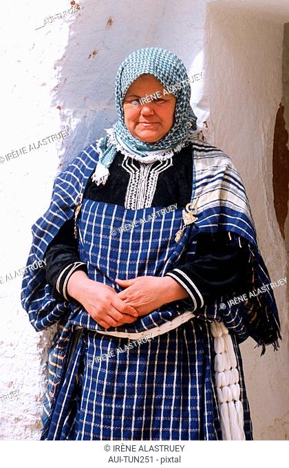 Tunisia - The South - Jebel Dahar Region - Matmata - troglodytic house - Berber woman