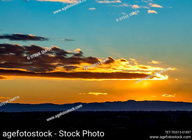 Estados Unidos, Idaho, Boise, cielo del atardecer sobre las montañas Owyhee
