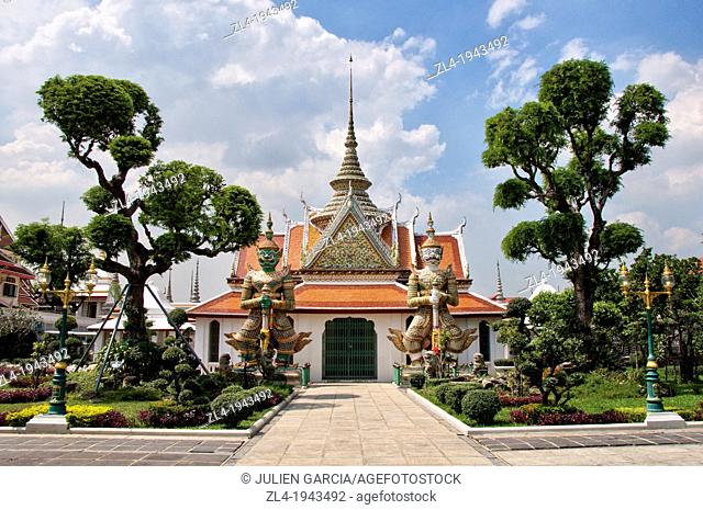 Temple with two guardian statues at the entrance at Wat Arun. Thailand, Bangkok, Wat Arun