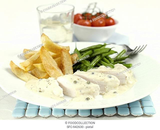 Chicken breast with pepper sauce, chips and beans