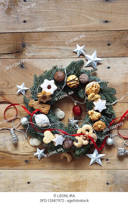 Christmas wreath with Christmas cookies