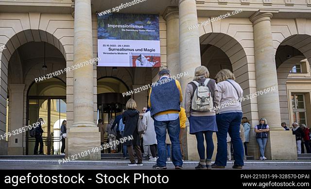 31 October 2022, Brandenburg, Potsdam: Visitors wait in front of the Museum Barberini in the morning. A good week after the mashed potato attack by climate...