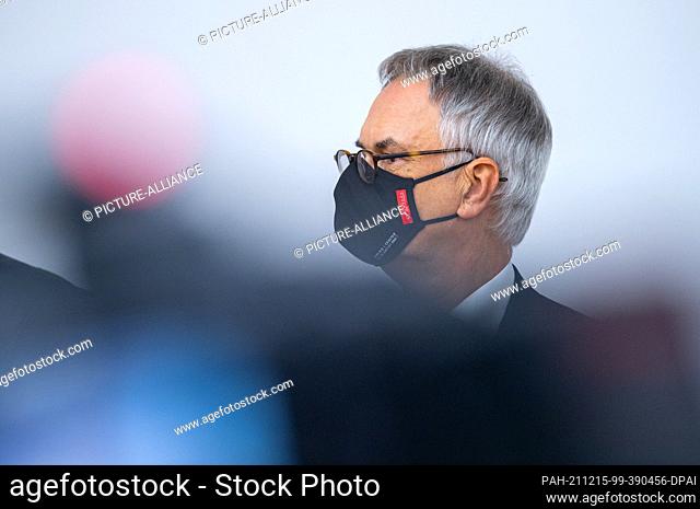 15 December 2021, North Rhine-Westphalia, Münster: Wolfgang Albers, former police chief of Cologne, is before the Higher Administrative Court in Münster