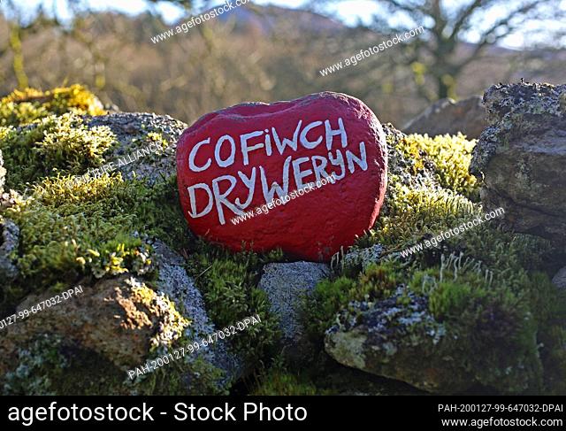 22 January 2020, United Kingdom, Llanrhystud: On a stone wall near the Welsh seaside resort, on a stone the saying ""Cofiwch Dryweryn"" (""Remember Tryweryn"")...