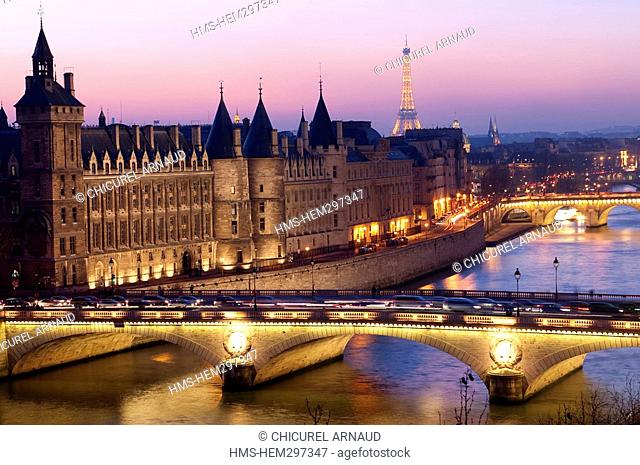 France, Paris, the banks of the Seine river listed as World Heritage by the UNESCO, the Conciergerie on the City island and the pont au Change in frontChange...
