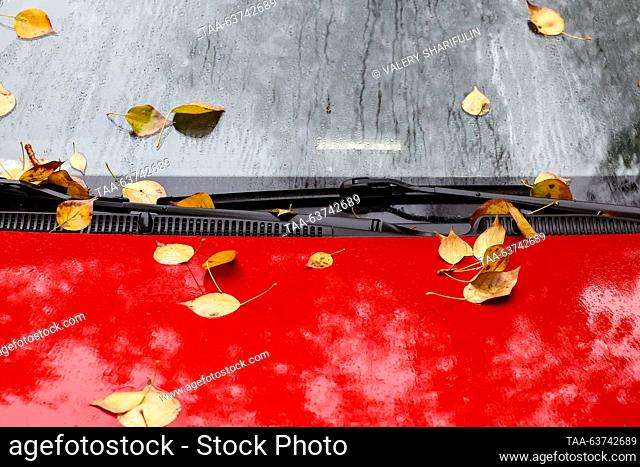 RUSSIA, MOSCOW - OCTOBER 23, 2023: Fallen leaves scatter over the hood of a car. Valery Sharifulin/TASS