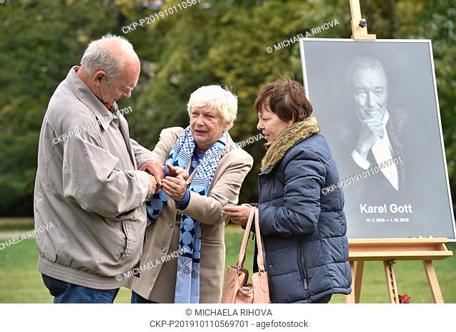 The public mourning ceremony in honour of the late Czech pop music star Karel Gott started in the Zofin Palace on an island in the Prague centre at 08:00 today