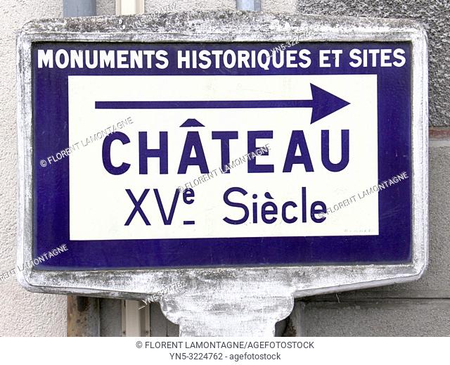Panneau d'indication d'un chateau du XVeme siecle (Boussac)