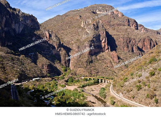 Mexico, Chihuahua State, Barranca del Cobre (Copper Canyon), the railway line (El Chepe) from Los Mochis to Chihuahua, the last passenger train in Mexico