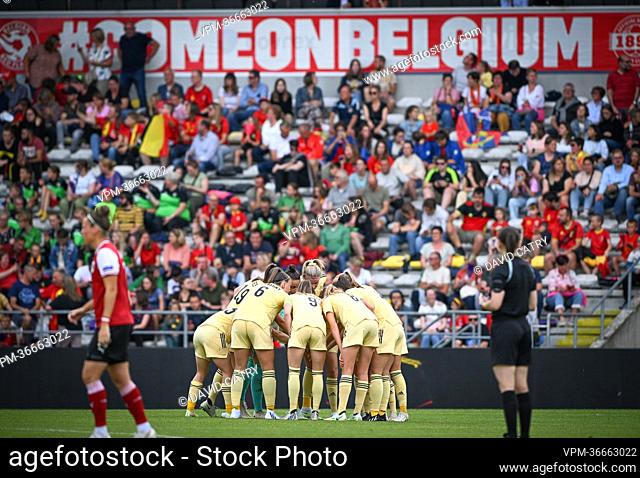 Belgian players getting together ahead of the second half of the friendly match between Belgium's national women's soccer team the Red Flames and the Women's...