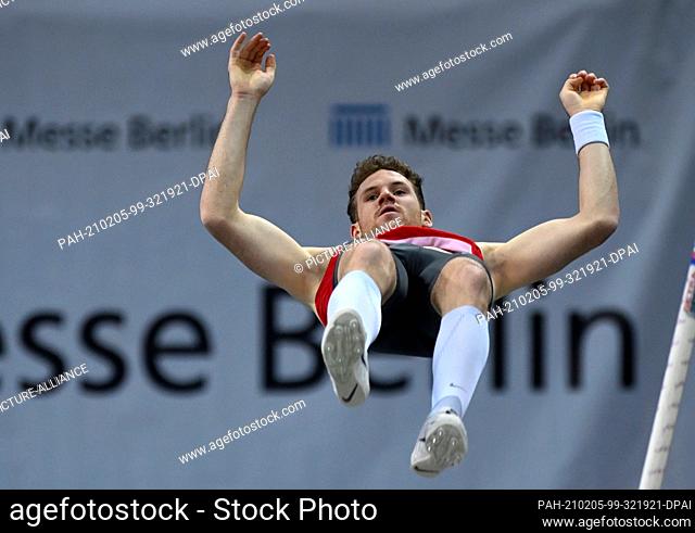 05 February 2021, Berlin: Athletics: ISTAF Indoor at the Mercedes Benz Arena. Pole vault men, Torben Blech from Germany in action