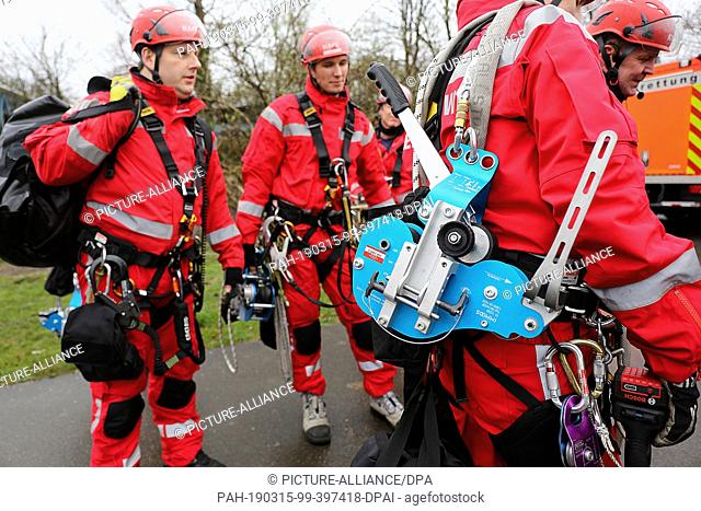15 March 2019, North Rhine-Westphalia, Köln: Fire brigade height rescuers carry a cable car over the Rhine during an exercise on the cable car