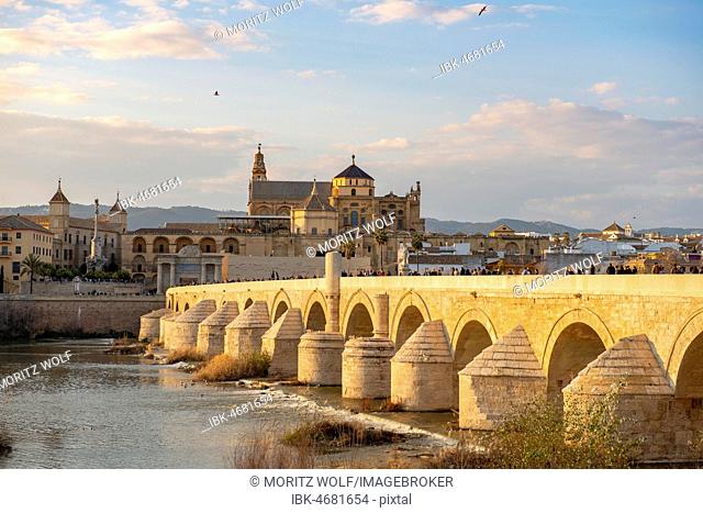 Puente Romano, Roman bridge over Rio Guadalquivir, behind Mezquita, Catedral de Córdoba, Cordoba, Andalusia, Spain