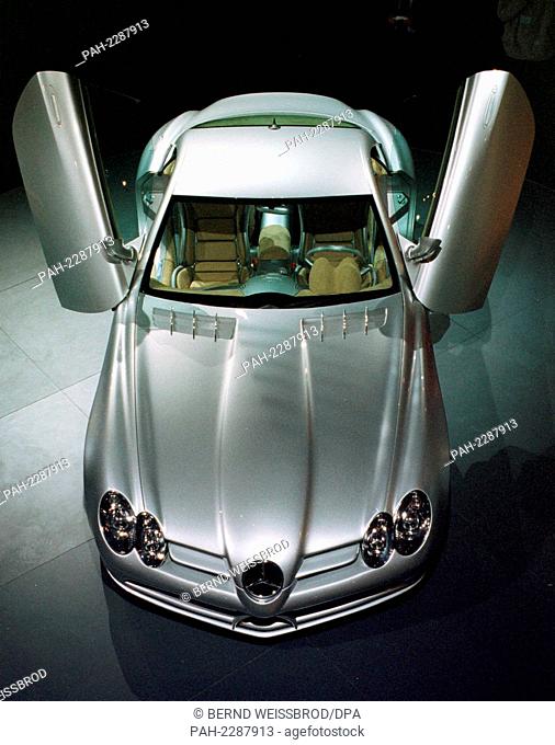 On 4.1.1999, the concept of the new Mercedes sports car SLR was built on the stand of the Stuttgart-based car manufacturer Mercedes-Benz at the Auto Show in...