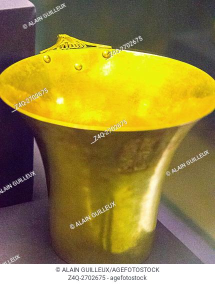 Egypt, Cairo, Egyptian Museum, dishes found in the royal necropolis of Tanis, burial of Psusennes : Gold goblet in the shape of a lotus flower