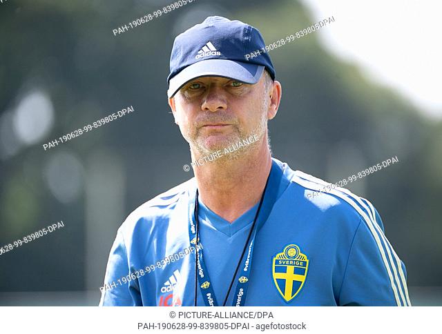 28 June 2019, France (France), Fougeres: Football, women: World Cup, national team, Sweden, training: Peter Gerhardsson, coach of the Swedish women's national...