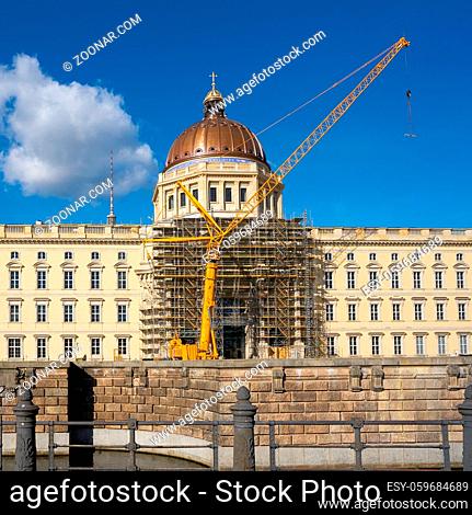 Baustelle des Berliner Stadtschlosses nach Montage des Kreuzes auf der Kuppel