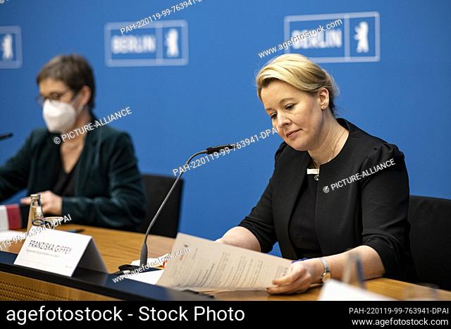 18 January 2022, Berlin: Franziska Giffey (SPD, r), Governing Mayor of Berlin, and Ulrike Gote (Bündnis 90/Die Grünen), Berlin Senator for Health and Science