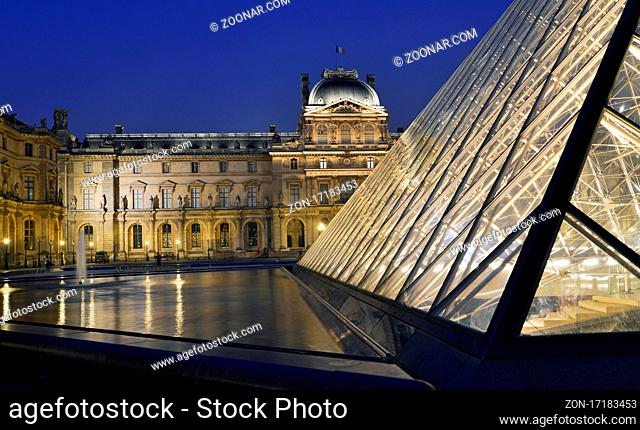 Le Louvre, the largest museum, museum, musee, Napoleon Courtyard, Ming Pei , architecte, glass, metal, entrarnce, night photo , illumination, water, reflections