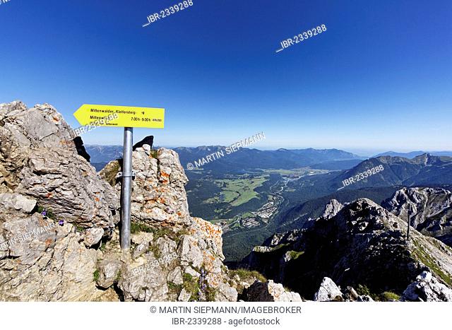 Signpost, Noerdliche Linderspitze mountain, Mittenwalder Klettersteig fixed rope route, also known as Mittenwalder Hoehenweg high route