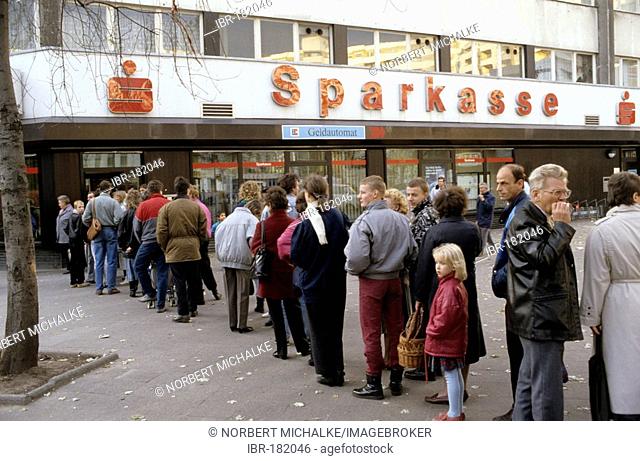 Fall of the Berlin Wall: queue for the welcome money at a bank in East Berlin, Berlin, Germany