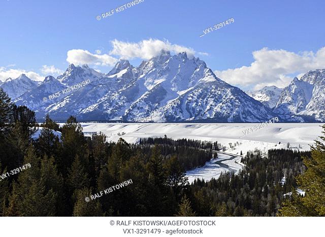 Snmow covered Teton Range and Snake River on a nice winter day from Snake River Overlook, Grand Teton NP, Wyoming, USA