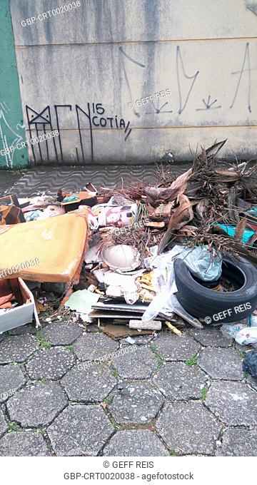 Garbage, rubble, sidewalk, 2015; Praia Grande; Paulista Coast; São Paulo Brazil