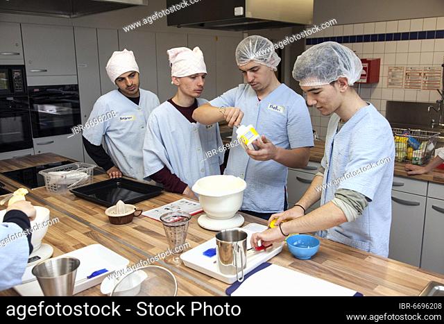 Baking in practical lessons in home economics, integration of refugees in the AVI class (Ausbildungsvorbereitung International) at the Elly-Heuss-Knapp-Schule