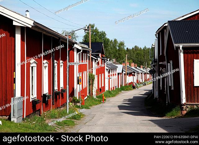 FILED - 08 June 2022, Sweden, Gammelstad: Houses in typical Swedish color - also called Swedish red or Falun red - stand in Gammelstad