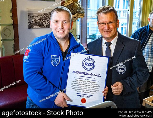 07 November 2021, Mecklenburg-Western Pomerania, Heringsdorf: André Domke fish sommelier and Olaf Kuchenbecker, record judge from the Record Institute for...