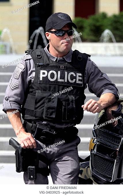 CANADA, MISSISSAUGA, 15.09.2012, A member of the Peel Regional Police Tactical Unit (The Canadian equivalent of the American Police S.W.A.T