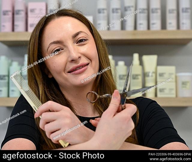 PRODUCTION - 03 March 2022, Brandenburg, Frankfurt (Oder): Aleksandra Sabo, hairdresser, is seen in her store. First the German customers stayed away because of...