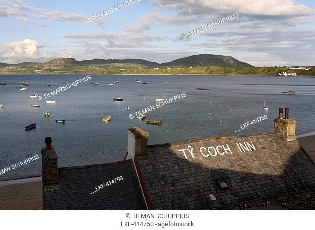 View over the pub Ty Coch Inn onto the bay of Porthdinllaen, Llyn peninsula, North Wales, Great Britain, Europe