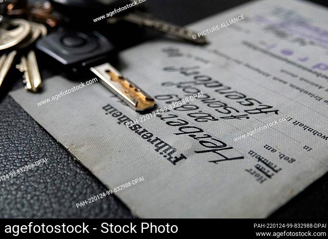PRODUCTION - 21 January 2022, Lower Saxony, Hanover: An old gray driver's license lies next to several keys. By 2033, millions of driver's licenses must be...