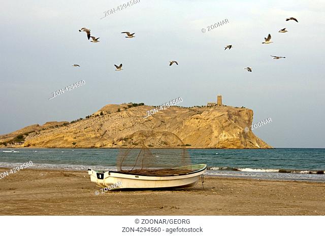 Fischerboot mit Reuse am Sawadi Strand, hinten eine der Sawadi Inseln mit Beobachtungsturm, Barka Wilyat, Sultanat Oman / Fishing boot with fish trap at Sawadi...