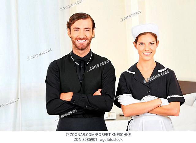 Lächelnder Hoteldiener und Zimmermädchen in Uniform als Service Team