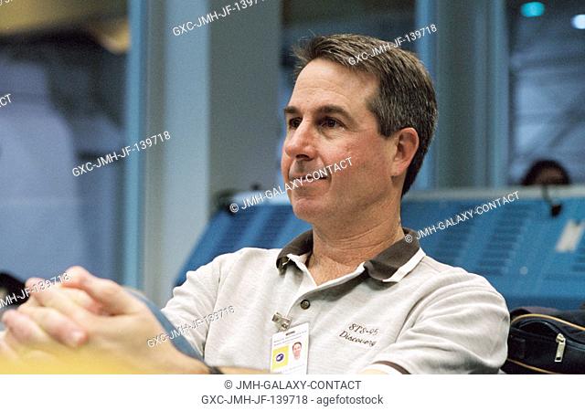 Astronaut Stephen K. Robinson, STS-114 mission specialist, participates in a classroom session in the Neutral Buoyancy Laboratory (NBL) near Johnson Space...