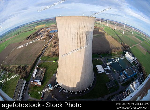 16 January 2020, Lower Saxony, Hohenhameln: The cooling tower of the coal-fired power station Mehrum in the district of Peine (shot with fisheye lens)
